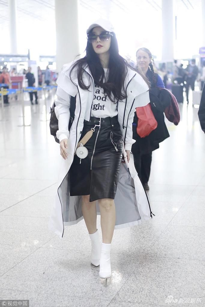 范冰冰风衣配皮裙秀嫩白美腿 整理腰带翘起兰