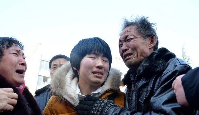 父亲大怒:她不坐牢天理不容,女儿哭求:爸别起诉了养父母了 凯发精英体育