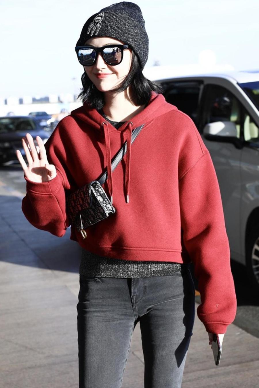 景甜现身机场, 短卫衣搭配牛仔裤越来越会穿了