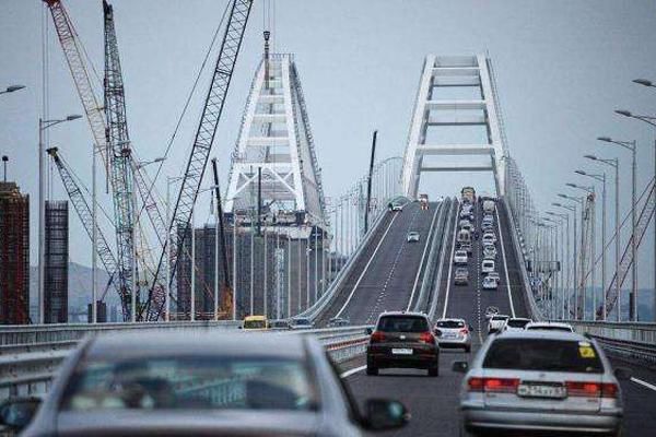 普京总统秒变司机开卡车，这次又玩什么新花样？