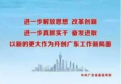 惊险！一名2岁儿童在池塘边玩耍跌入水中！幸运的是……