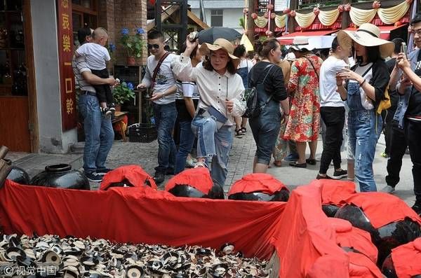 西安摔碗酒火到白鹿仓 游客排队刷微信