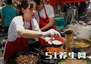 中国女孩在美国街头卖这种美食，最受老外喜欢，太给中国人长脸了