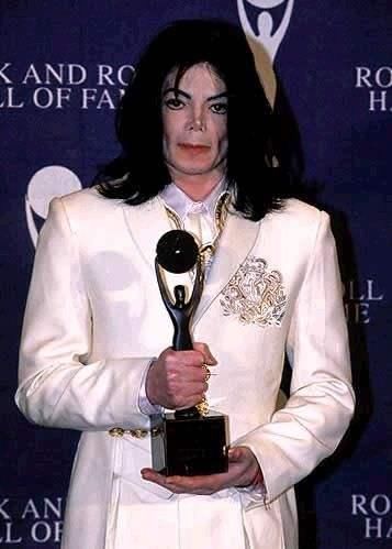 九年前的今天,一代歌王病逝,他的负面新闻很多