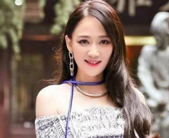 女星奇葩耳饰,杨幂的香烟,热巴的扑克牌?最后