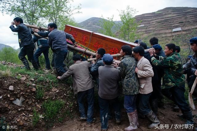 在农村，流行的是土葬，但是现在是明令禁止的，农民要注意