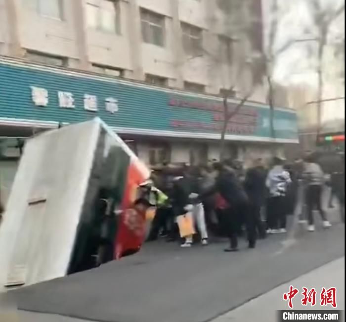西宁路面塌陷公交车伤亡