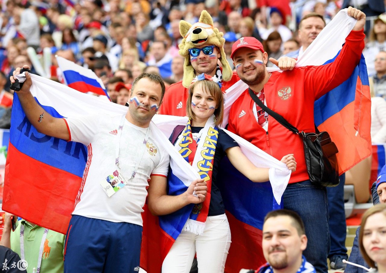 俄罗斯世界杯第1场比赛 女球迷们花枝招展 扭