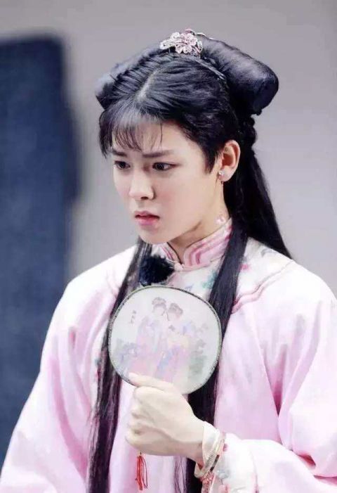 娱乐圈小鲜肉穿女装:王俊凯眼神魅惑,千玺女装