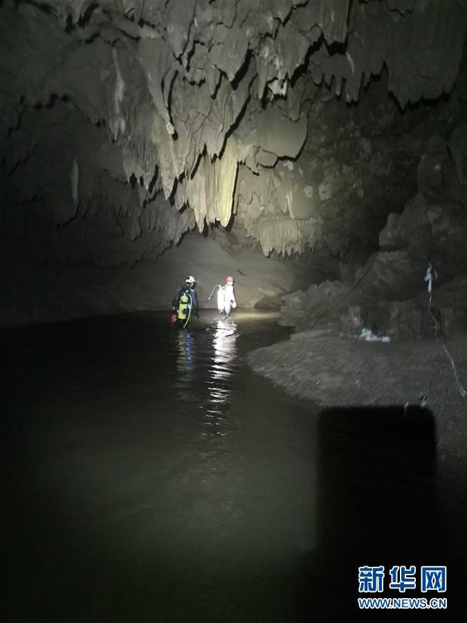 中国洞穴救援专家为营救受困泰国少年足球队员