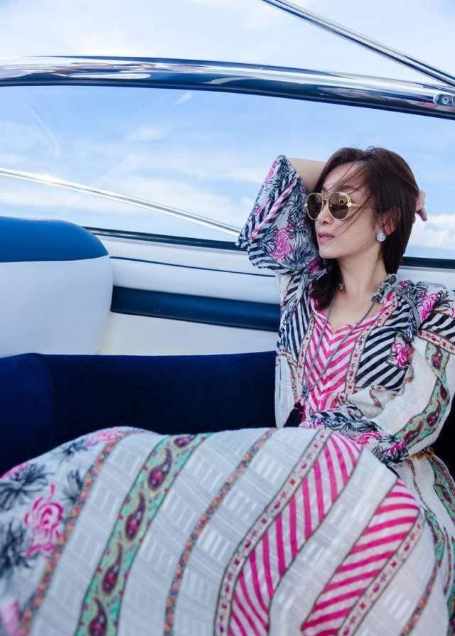 她曾公开吐槽黄晓明,行为诡异引争议,最丑影后