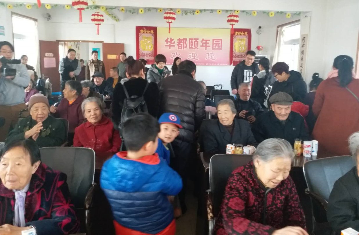 小学生走进敬老院 献上歌舞为老人送祝福