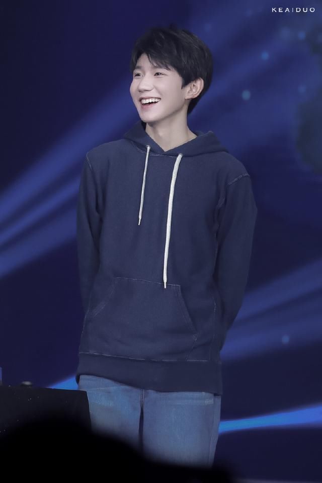 王源现身王俊凯18岁生日会皮肤白皙笑容灿烂