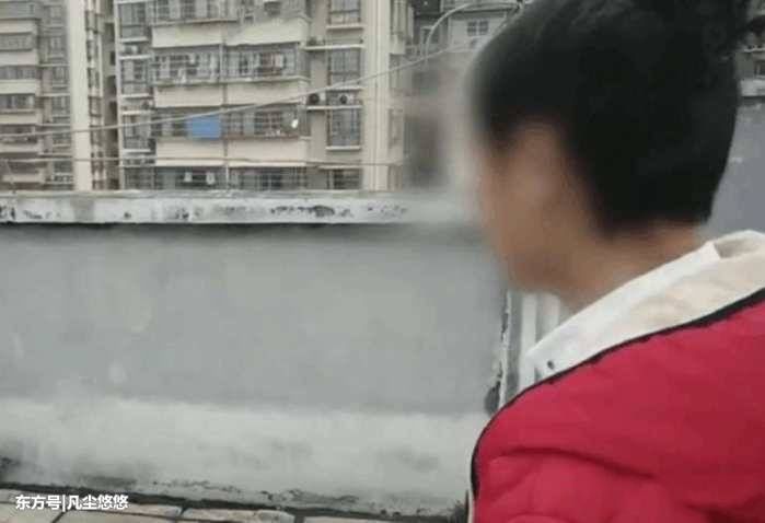 男子见小区有人跳楼下去拍视频, 跳下来之后男子傻眼了