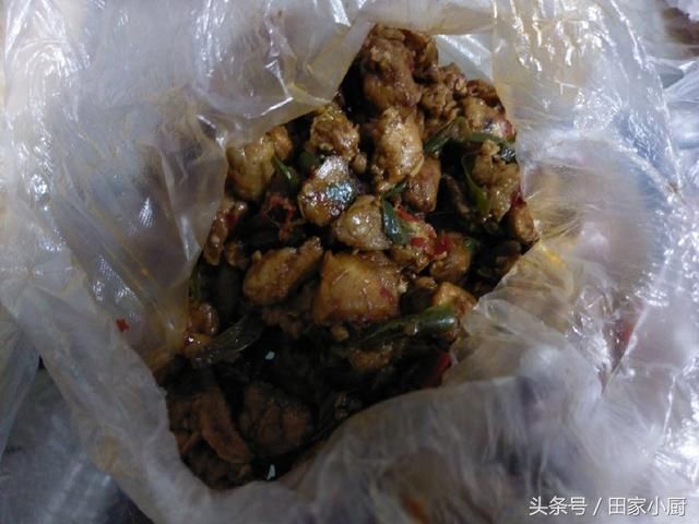 认识三年的朋友头回请我们吃饭,兴奋地我们,看