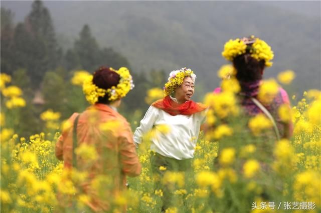 春天的婺源 油菜花盛开，姑娘头戴十元花环满山遍野拍照