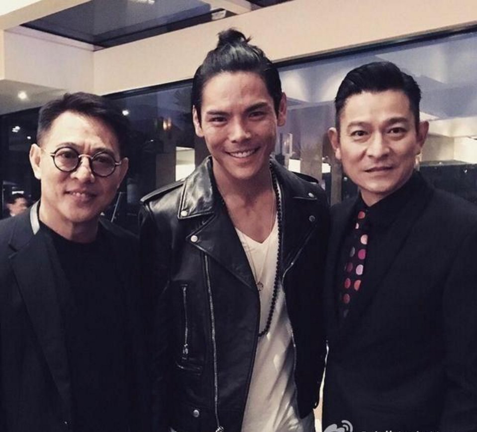 向华强大儿子向佐谦逊弯腰与马云握手，马云笑得开心满意!