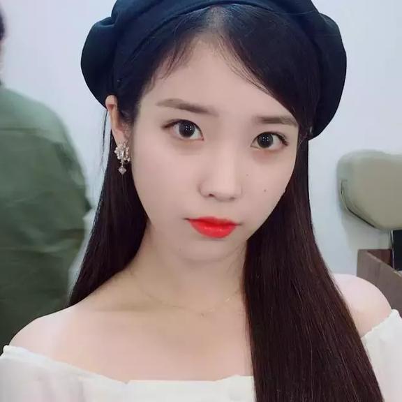 不只IU,宣美跟经纪人的感情也超好,两人曾手牵