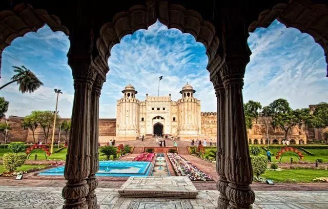 巴基斯坦免签了!只有中国游客享受特权,巴铁真