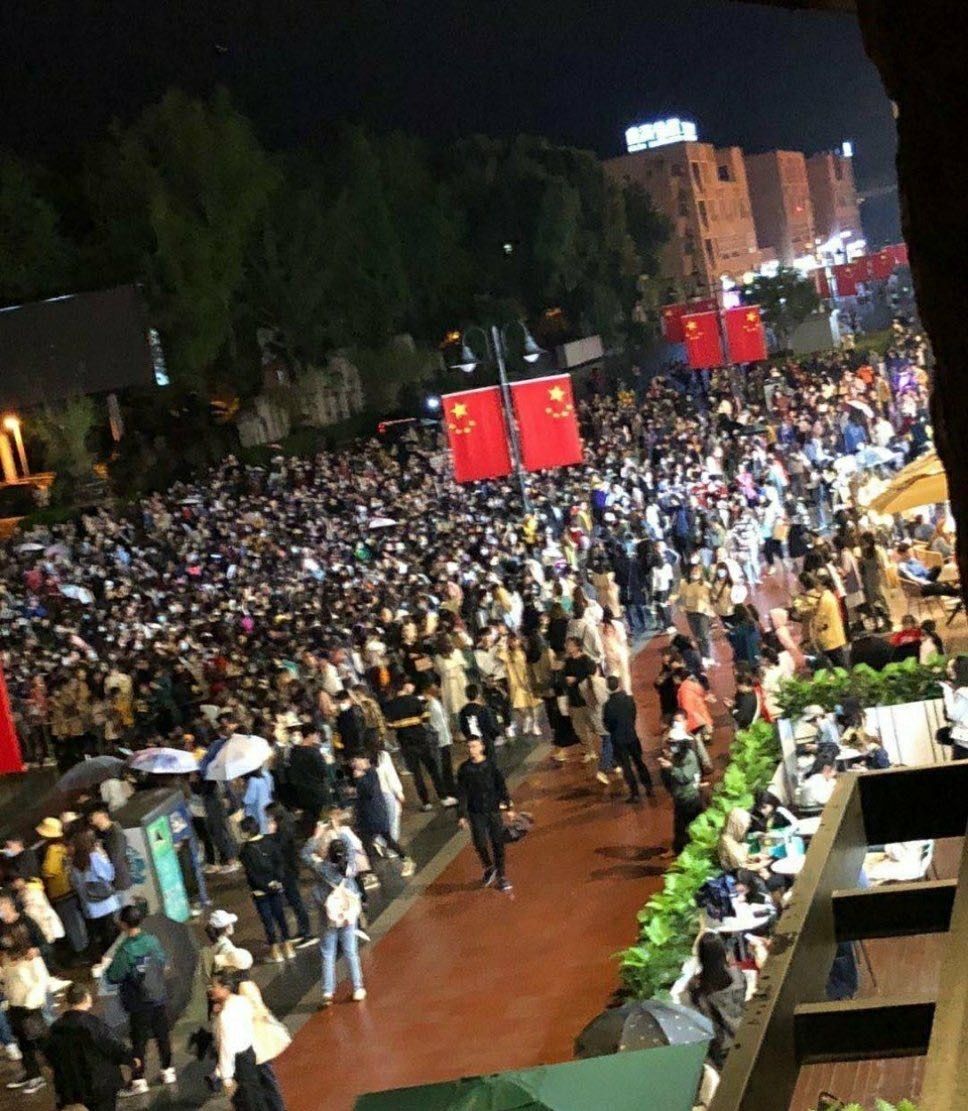 肖战刚复出粉丝又惹事儿？生日应援犹如丧尸围城，引学校反感
