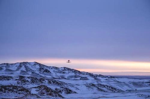 真会玩!华为Mate 20 Pro成无人机的电源 冰天