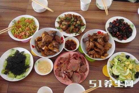 看了韩国人请客吃的菜才知道韩剧都是骗人的,连肉都是奢侈品