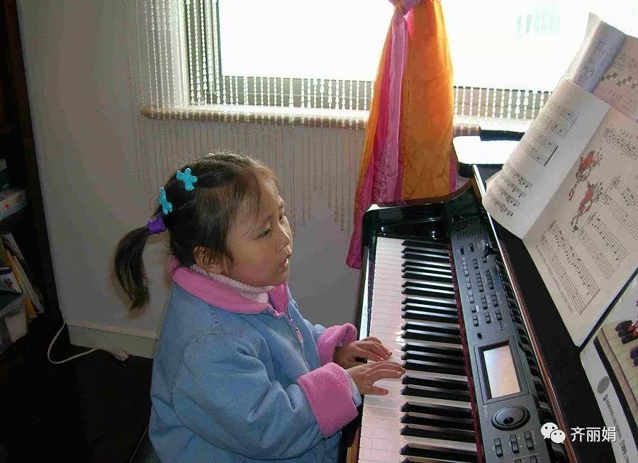 看了 郎朗大师班 的教学视频,才知道孩子学钢琴