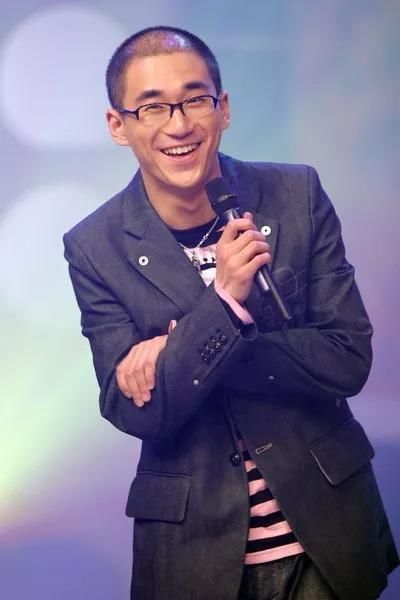 65岁张国立近照曝光，如今为了生活依然在剧组来回奔波，身体大不如前