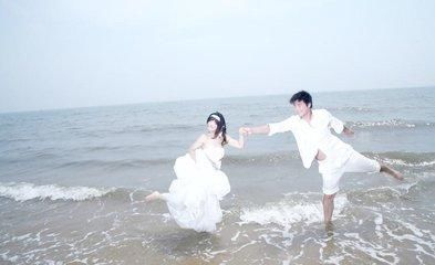 老婆逝世我娶她闺蜜,婚礼看到个熟悉身影,我把老婆闺蜜打流产