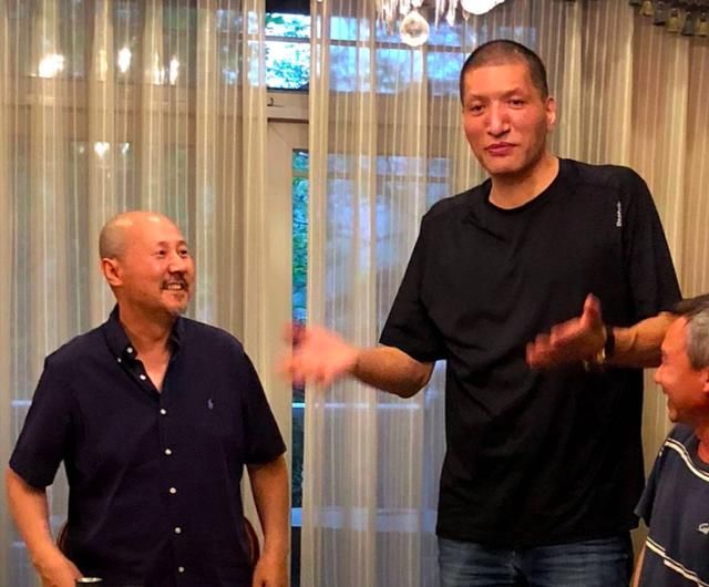 腾格尔举行家庭聚会,与巴特尔现最萌身高差