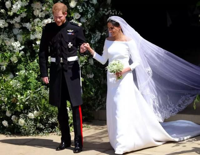 哈里王子的世纪婚礼:偷偷给梅根婚后第二个吻