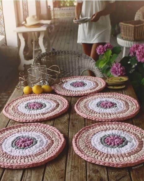 她只用了几团布条线,竟然就钩出了好看又实用