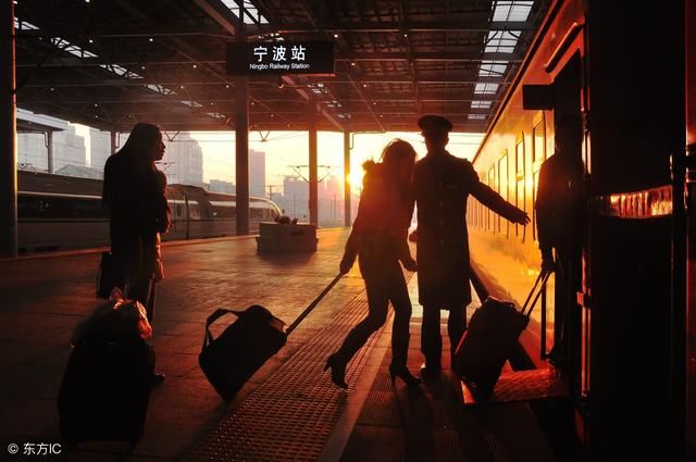 出差提前回家，在门口听到婆婆和老公的对话，我泪流满面