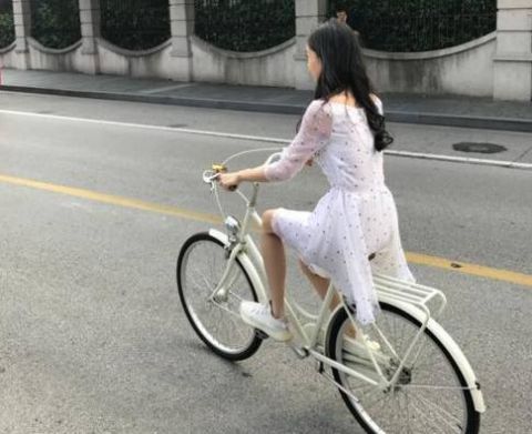 网友偶遇baby杨颖穿白裙骑自行车:路人拍得竟