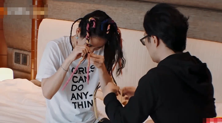 汪峰帮老婆章子怡拆头发,谁关注到两人的坐姿