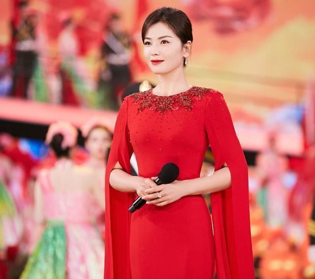 刘涛身材好出众，120斤穿修身礼裙秀蜂腰，瓷瓶胯曲线真招摇