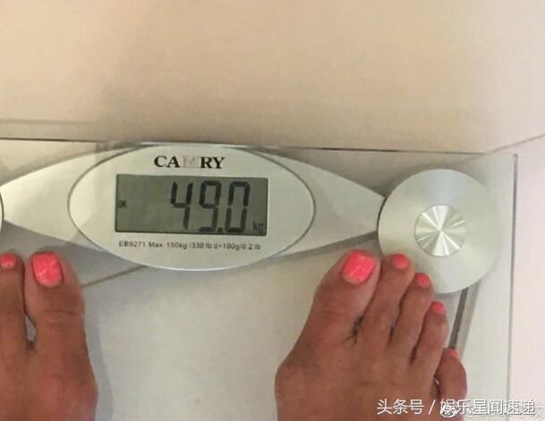 李玟晒上秤照公开曝光体重,网友集体却被她的一双脚给