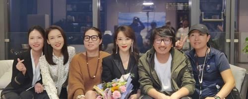 38岁高露杀青宴真放得开，穿衬衫配长裤，跟陈紫函玩亲嘴美得不敢看