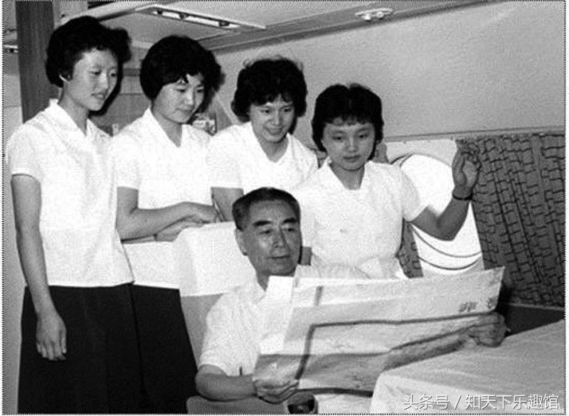 1982年民航空姐的老照片，一架飞机二舅一个空姐，乘客免费喝茅台