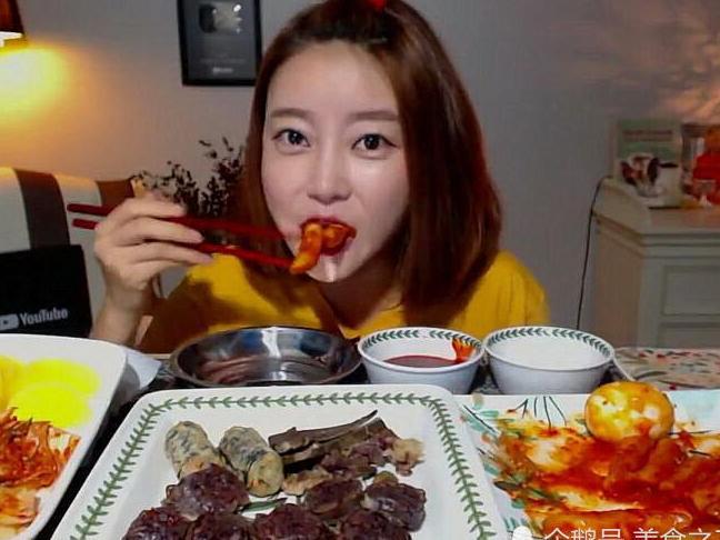 宽粉小姐姐吃辣炒年糕,配上韩国特色血米肠,网
