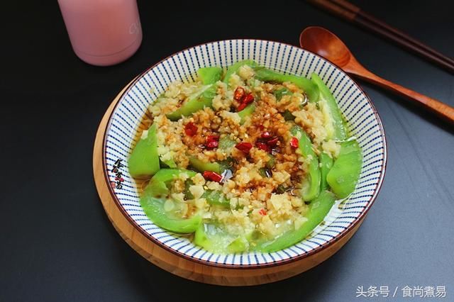 这道菜，饭店几乎每桌一份，在家做，十分钟全部搞定，清爽又美味