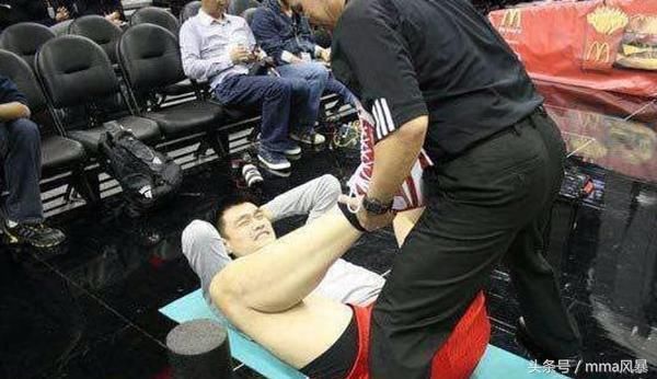 女运动员在赛前的热身有多尴尬?男教练辅助,唯