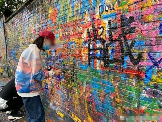肖战生日惹风波,粉丝聚众扰民、墙上涂鸦,合作品牌是始作俑者?