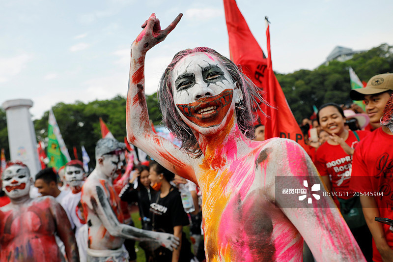 印尼总统维多多举行竞选集会 民众扮小丑参加