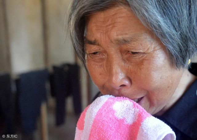 为抱孙子逼着儿子闪婚，新婚夜儿子指了指儿媳，我说不出话来