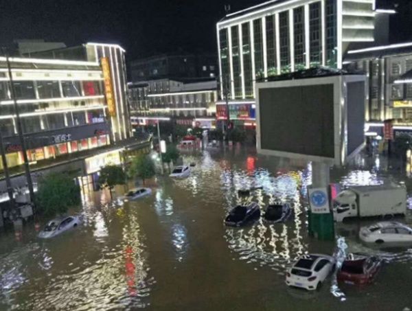 邵阳暴雨来袭:邵阳县开启看海模式，小车水里洗澡!