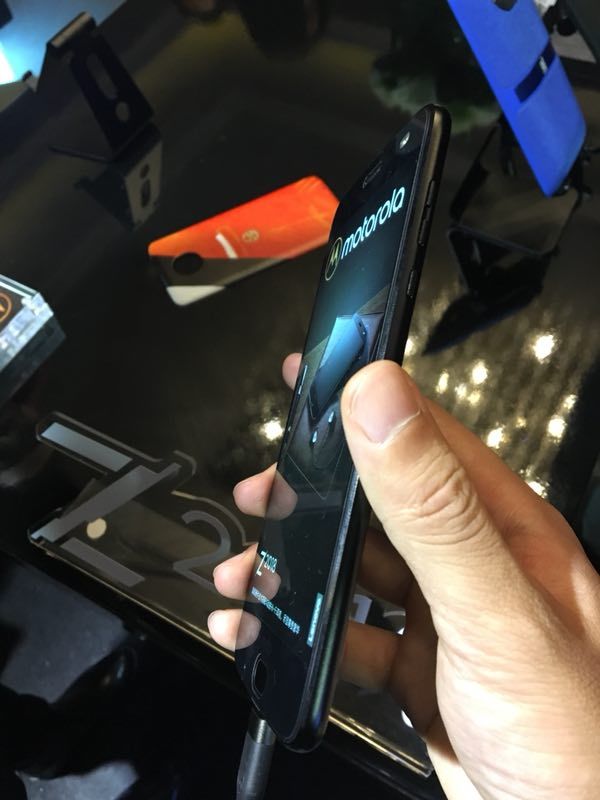 摩托罗拉 Z2018 手机今日发布,现场机型图集