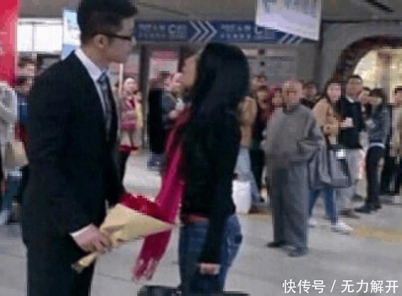 男子手拿鲜花等女友到来，随后见到女友后，男子你怎么不化妆