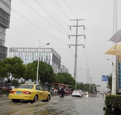 暴雨又?要来！暴雨+大风+雷电预警！开车上路一定小心！