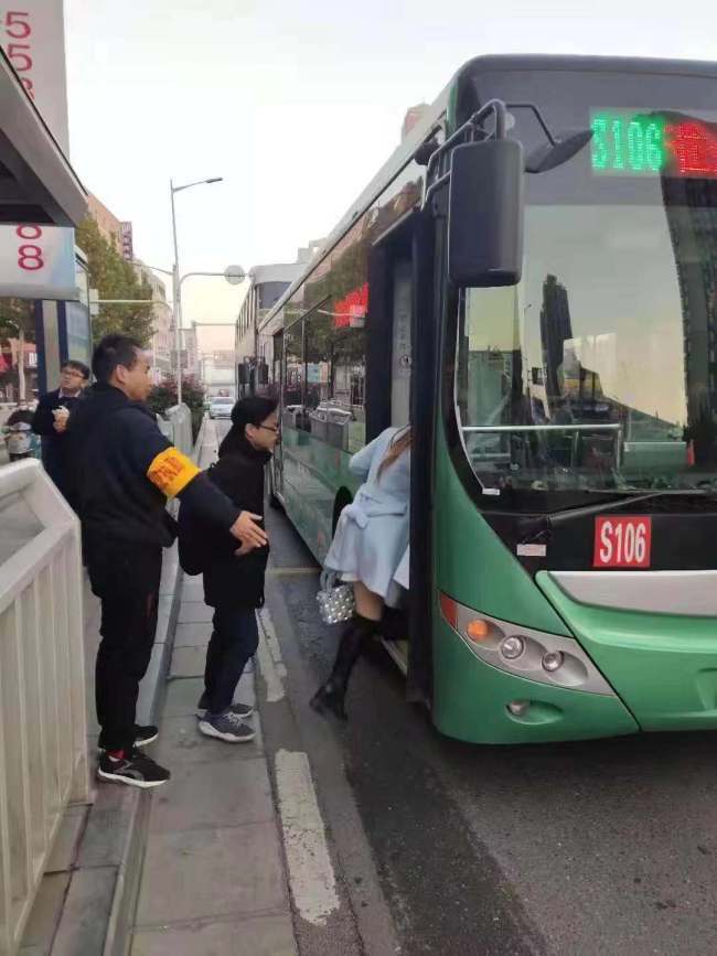 增加车次和发车频率!郑州公交公司应对限行
